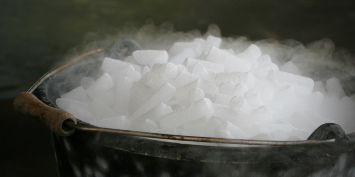 ドライアイスからの脱却、蓄冷材保冷パッケージ(1/2)